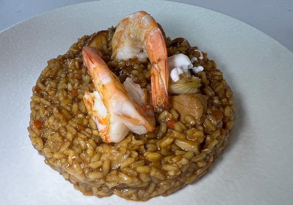 Arroz cremoso de hongos guisados con verduras y langostinos.