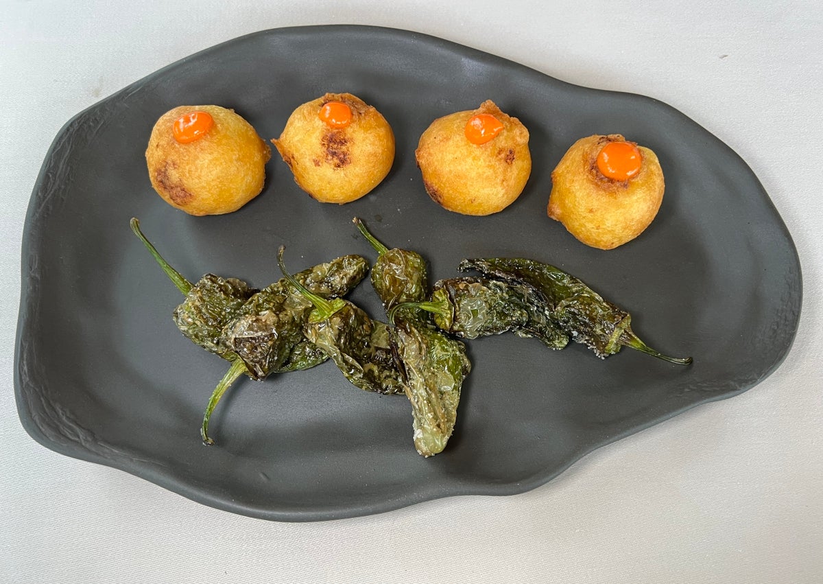 Imagen secundaria 1 - Tiramisú del Laila, buñuelos cremosos de bacalao y ensaladilla rusa.