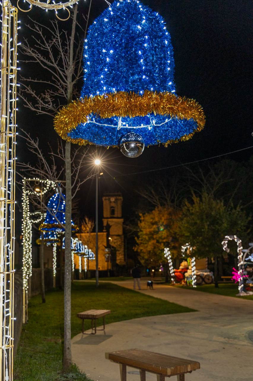 Todo el perímetro del parque brilla con unas luces en forma de campana y con guirnaldas. 