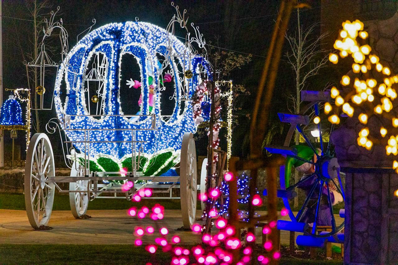 Un precioso carruaje, que recuerda al del cuento Cenicienta, atrae las miradas en el poblado navideño.