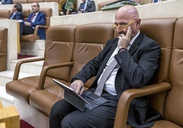 El consejero de Salud, César Pascual, en el Pleno del Parlamento de este lunes.