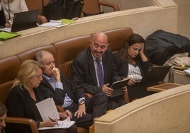 En el centro, Eduardo Arasti en el pleno de este lunes antes de responder a la cuestión de Sogarca.