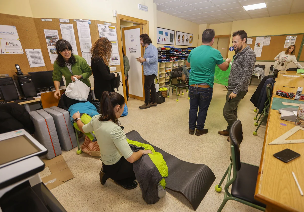 Un grupo de profesores del IES Nueve Valles se prepara para pasar la noche en el instituto público de Puente San Miguel.