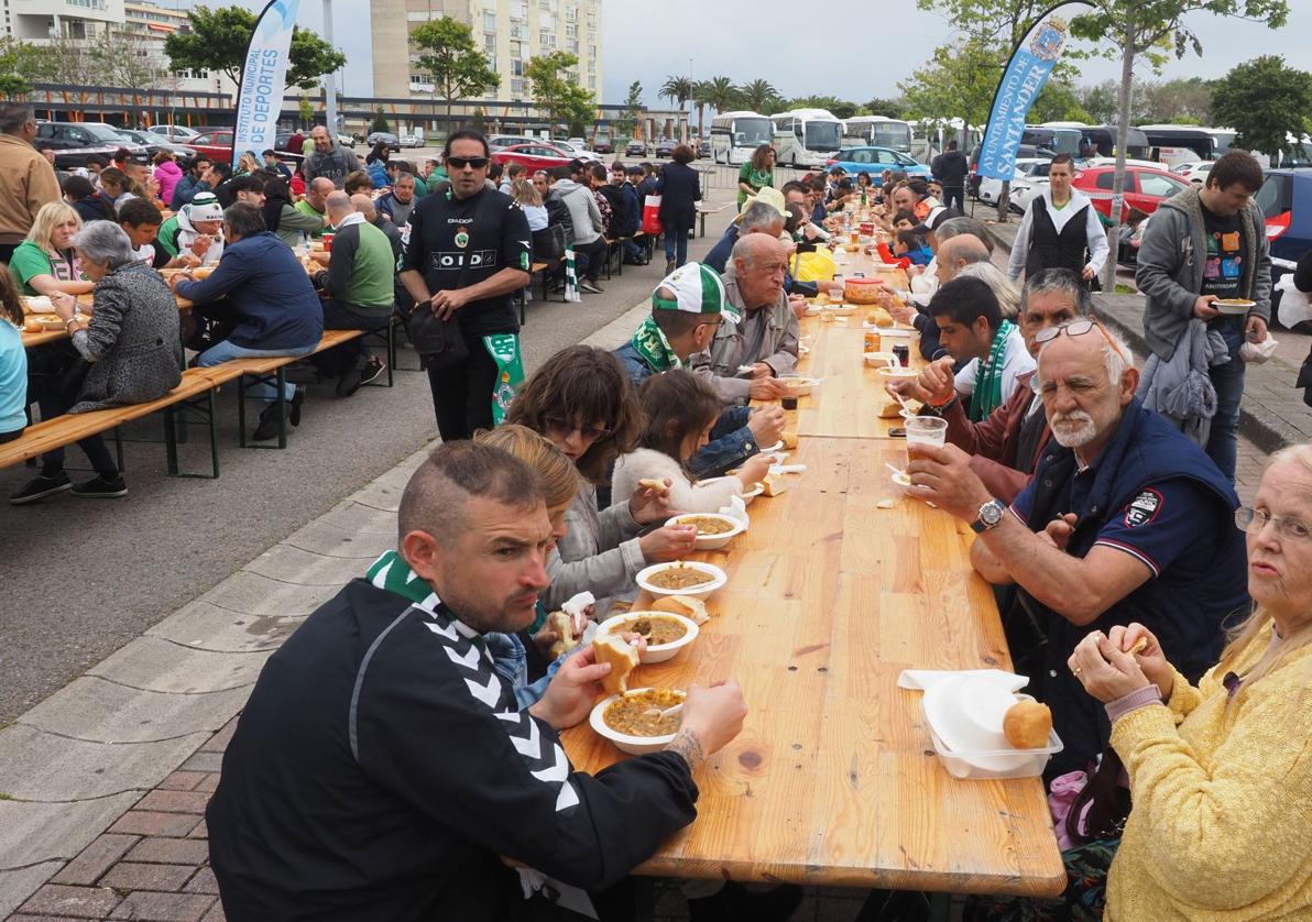 Una imagen de la comida previa al partido de ascenso entre el Racing y Atlético Baleares en 2019.