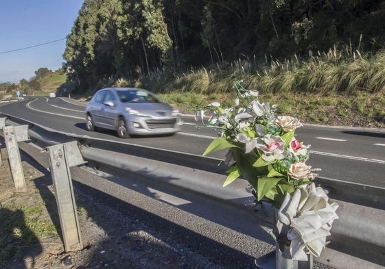 Unas flores recuerdan a un fallecido en la CA-623, uno de los puntos negros de Cantabria.