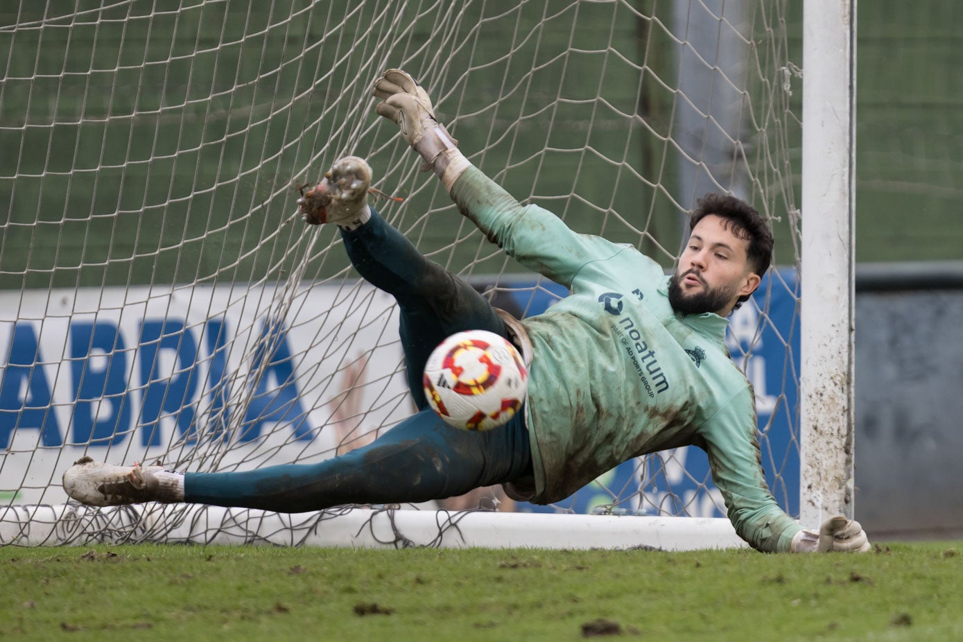 Parera realiza una parada durante el entrenamiento. 