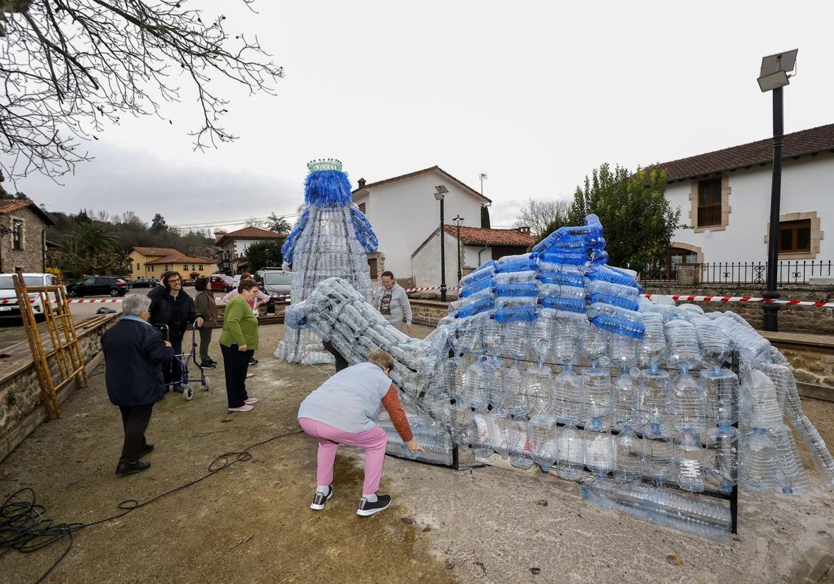 Los tres Reyes Magos gigantes elaborados con botellas de plástico por los vecinos.