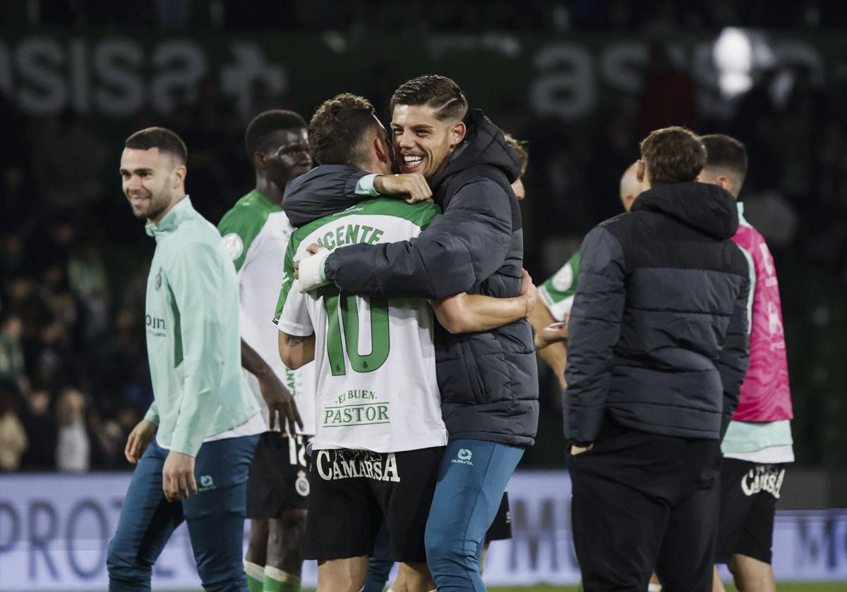 Javi Castro abraza a Íñigo Vicente, autor del gol.