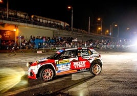 Efrén Llarena y Sara Fernández aún no han decidido sobre el coche a utilizar en el equipo.