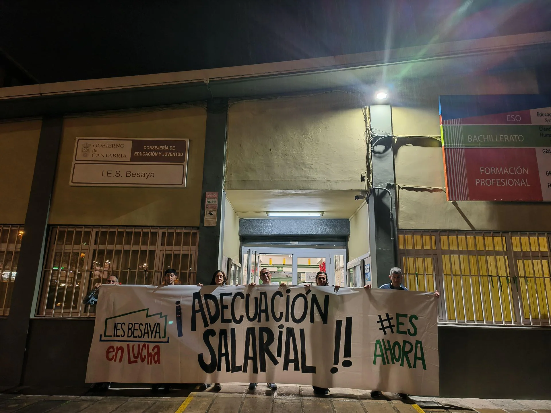 Protesta docente a las puertas del IES Besaya, en Torrelavega, uno de los cuatro centros que ha organizado encierros en la capital del Besaya, junto con el Conservatorio de música, el CEIP Pancho Cossío y el IES Zapatón. 