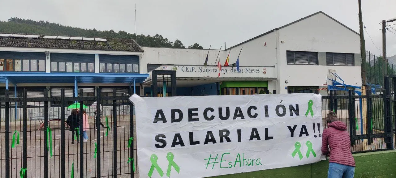 Exterior del CEIP Virgen de las Nieves, en Guriezo, donde se han colocado varias pancartas reclamando la mejora salarial de los docentes de Cantabria.