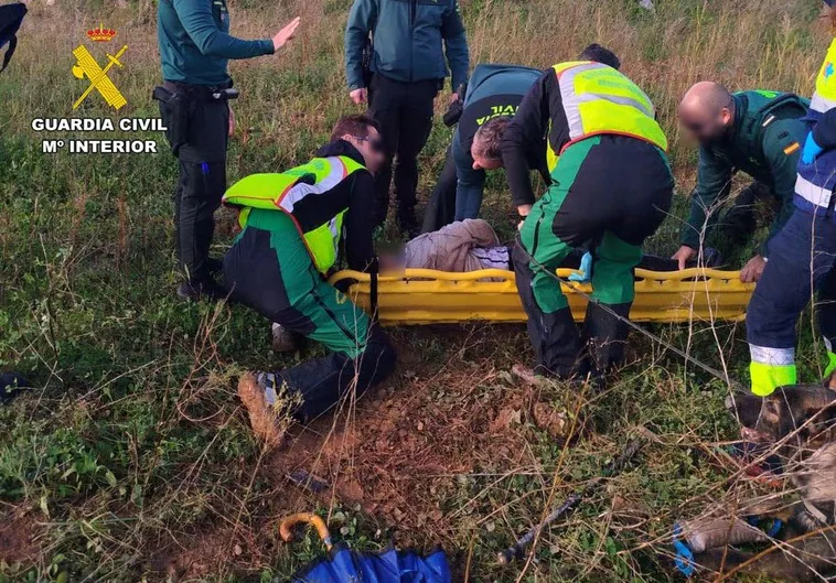 Agentes de la Guardia Civil asisten al hombre perdido