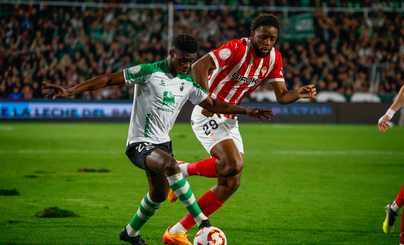 Suli Camara se llenó de balón en la mejor ocasión del Racing.