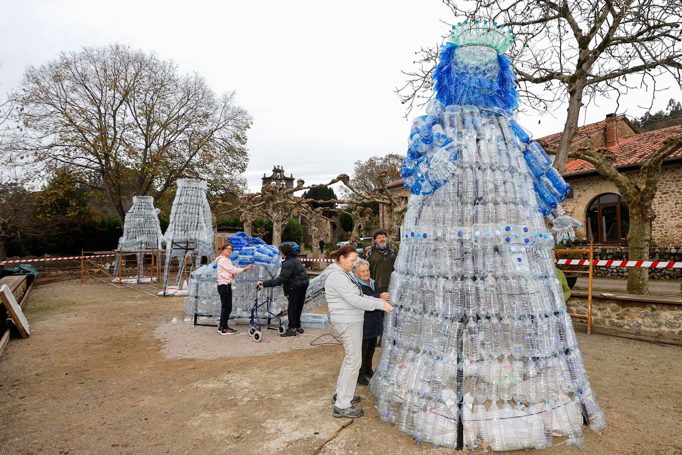 Los reyes magos realizados con material reciclado miden más de cinco metros. 