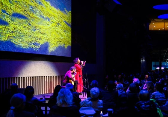 Irene Atienza y Douglas Lora en el David Rubenstein Atrium del Lincoln Center.