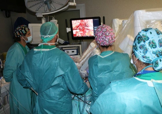 Parte del equipo quirúrgico de Santa Clotilde, durante una operación con el robot Da Vinci.