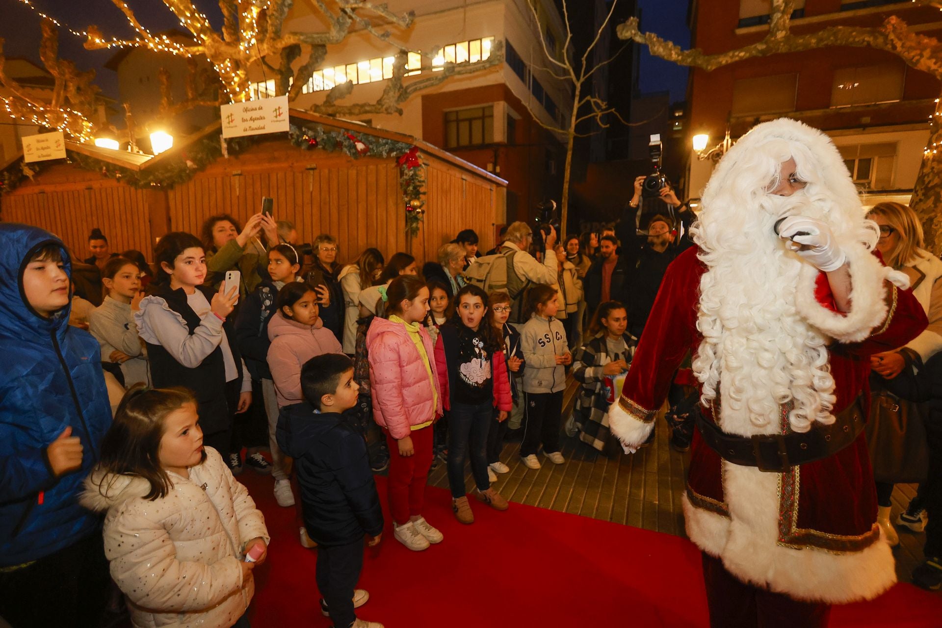 Santa Claus no se perdió la fiesta de inauguración.