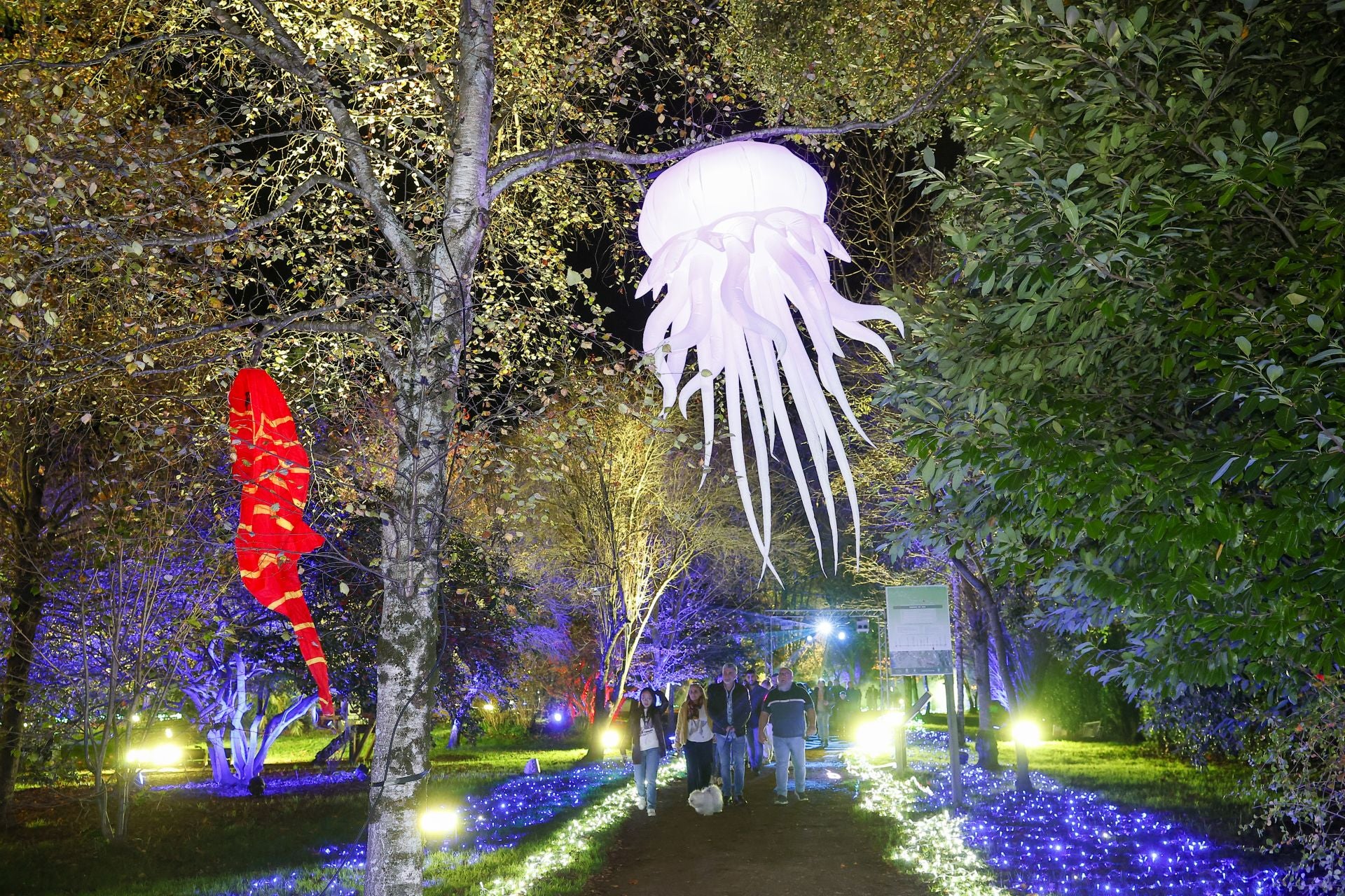 En el Parque Mágico destacan algunas figuras colgantes, como una gran Medusa Blanca.