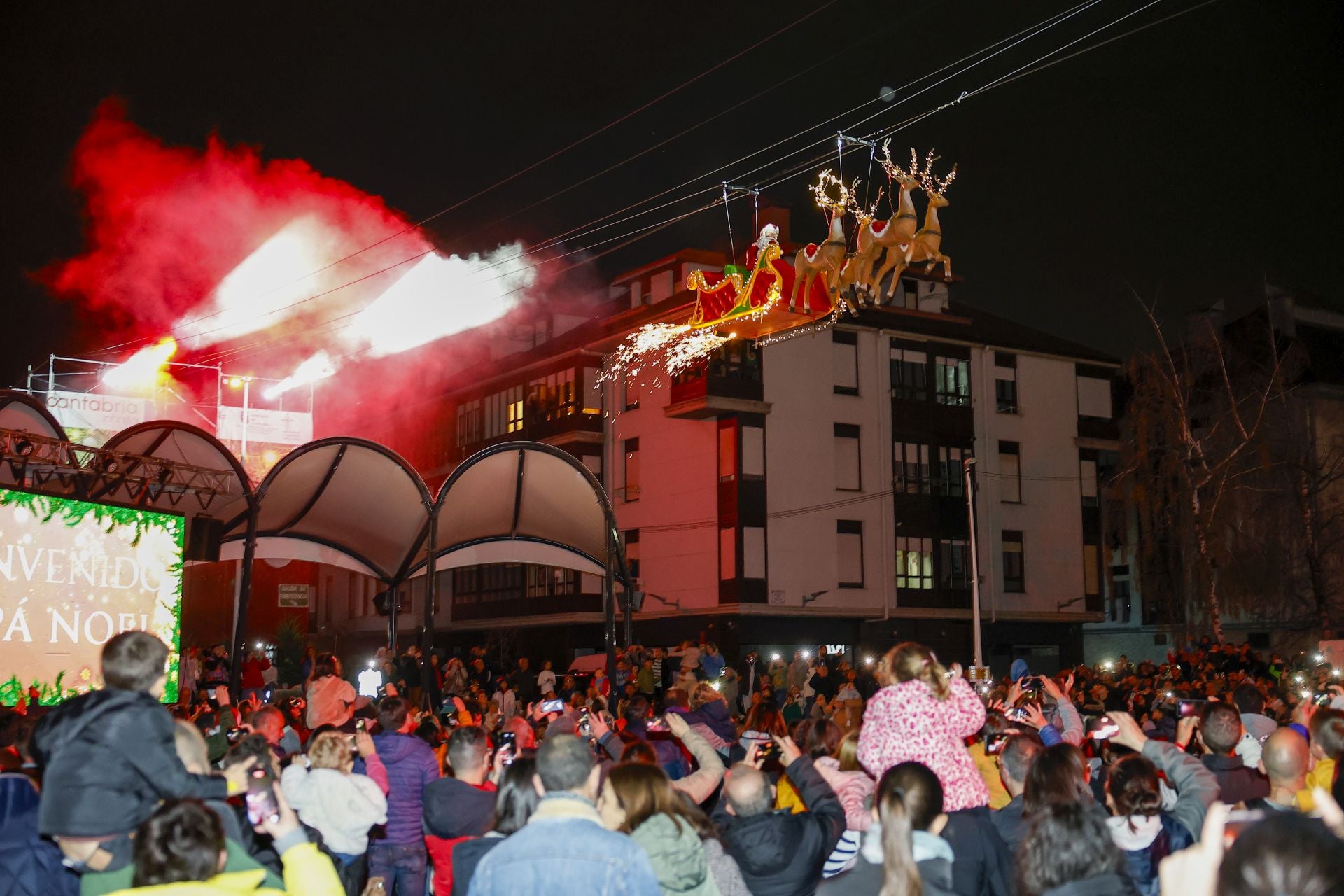 El último reto de la noche fue el primer vuelo de Papá Noel sobre la plaza del Gallo de Santiago de Cartes.