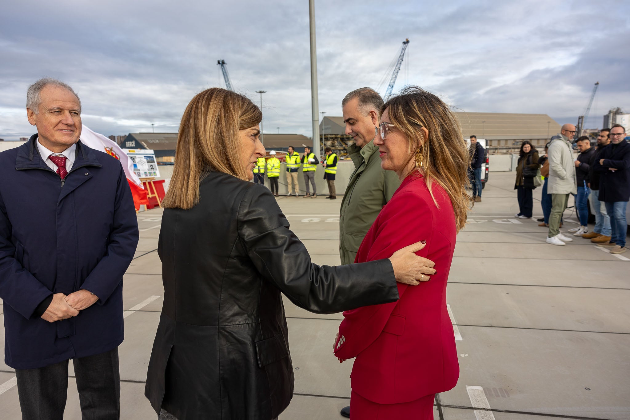 María José Sáenz de Buruaga saluda a la delegada del Gobierno en presencia de Roberto Media y Eduardo Arasti.