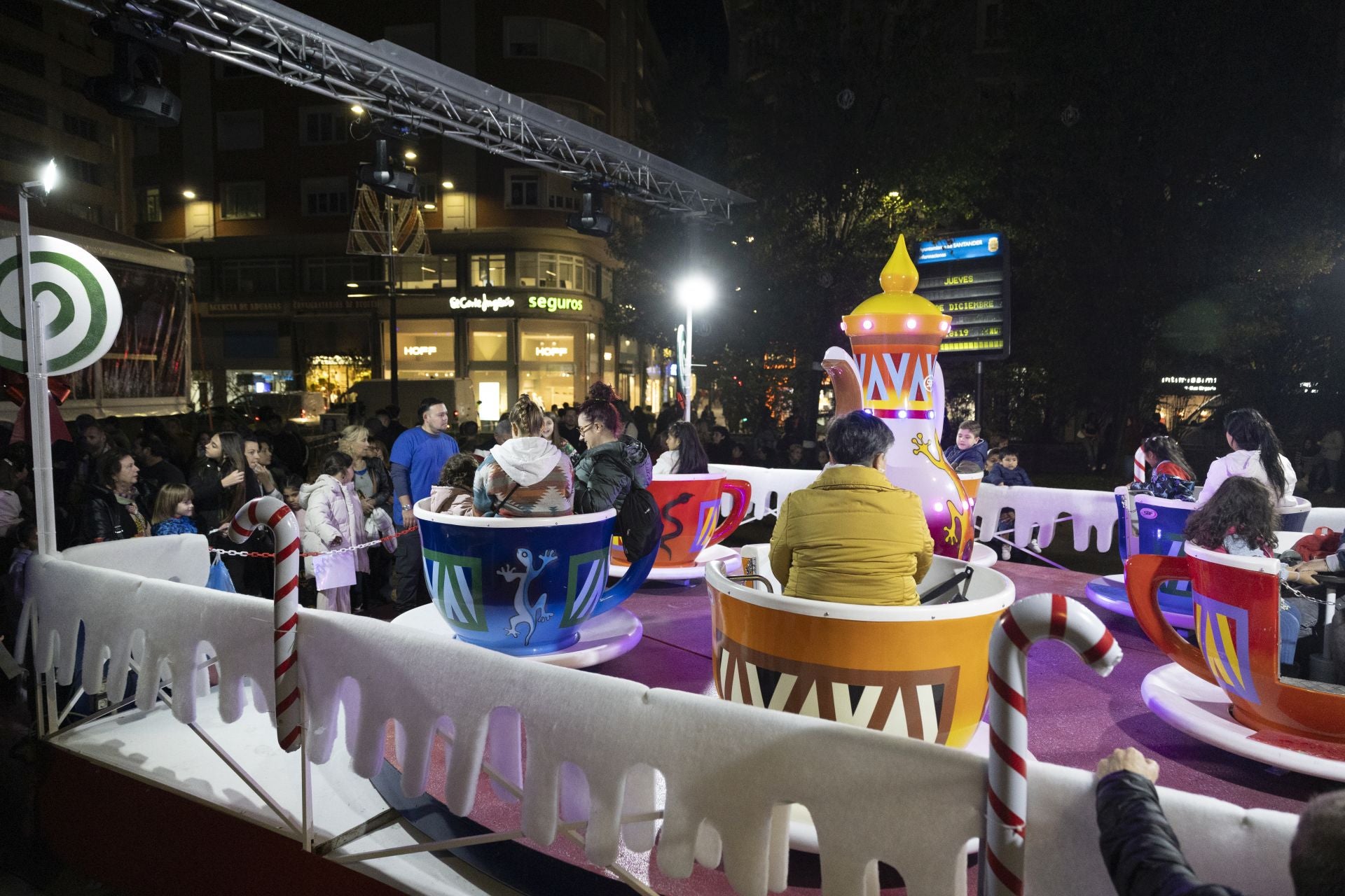 Varias familias disfrutan de una de las atracciones instaladas en la plaza del Ayuntamiento con motivo de las fiestas navideñas.