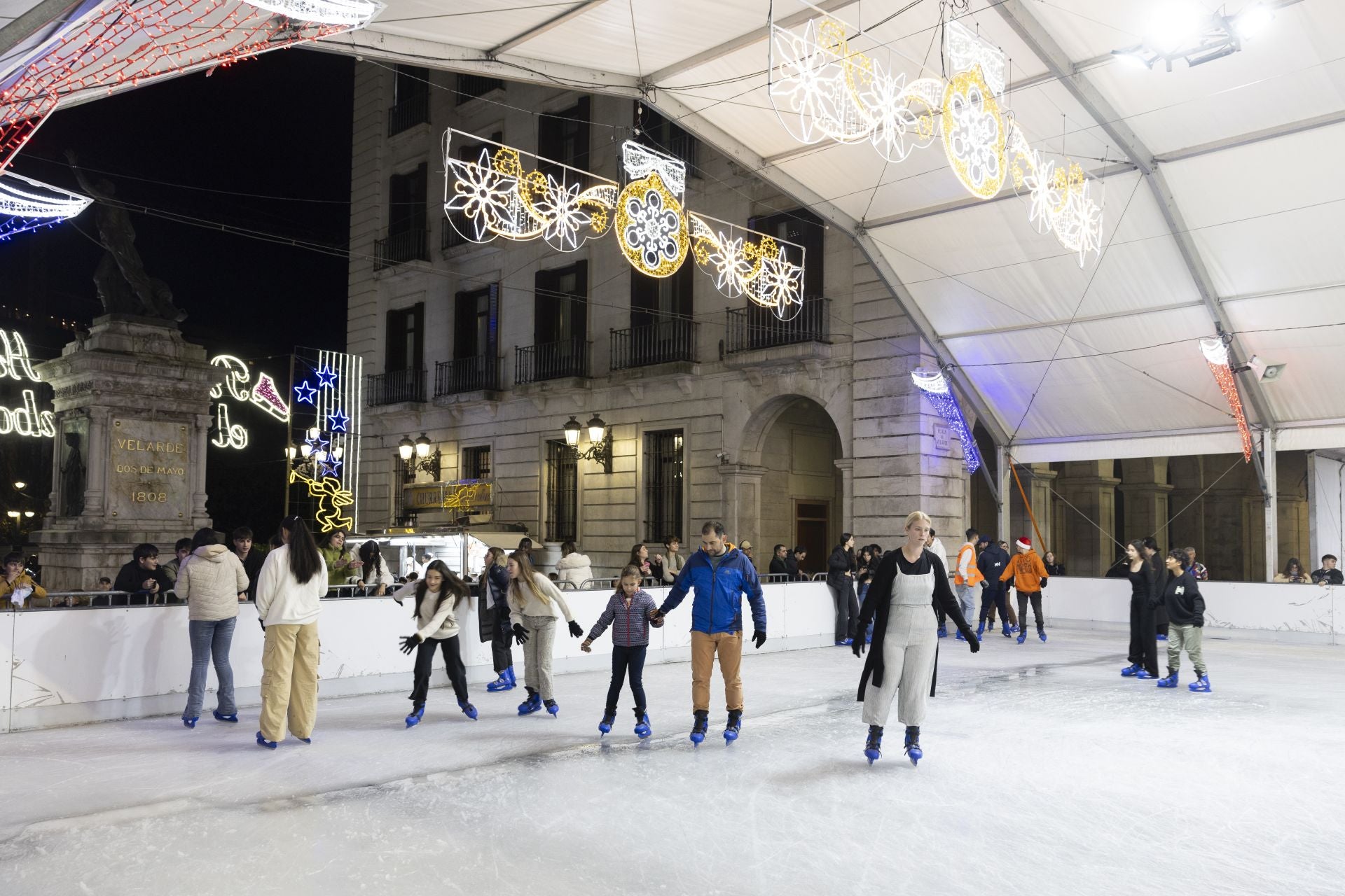 La pista de hielo, ubicada en la plaza Porticada, abrió este jueves sus puertas.