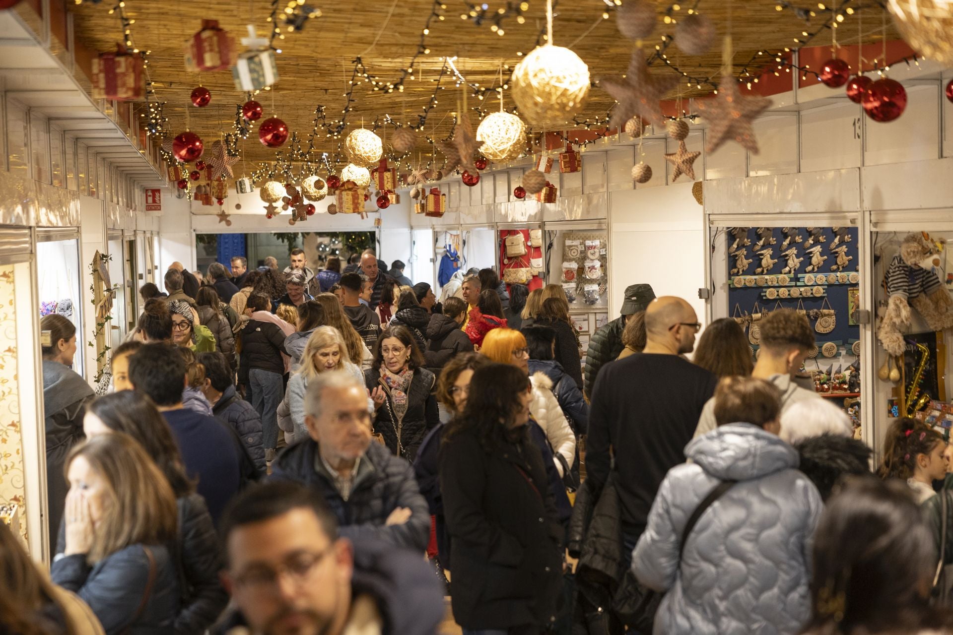 El mercadillo navideño, en la plaza de Pombo, se llenó de gente durante los momentos previos al encendido. 