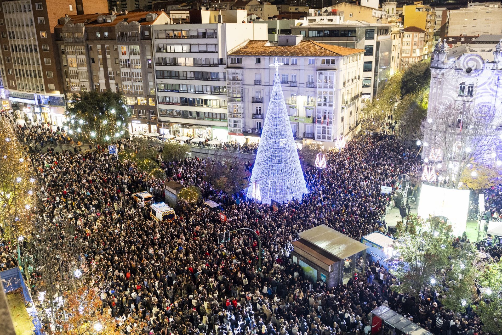 Miles de personas se congregaron en la plaza del Ayuntamiento de Santander para presenciar el encendido de luces. 