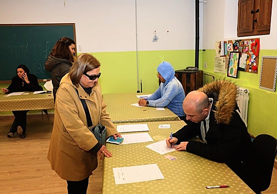 Dos vecinas empadronadas en la villa dan sus datos para recoger sus vales