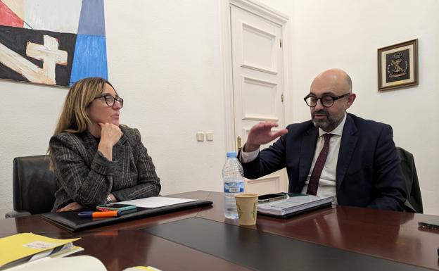 La delegada del Gobierno de Cantabria, Eugenia Gómez de Diego, con el presidente de Adif, Luis Pedro Marco de la Peña.