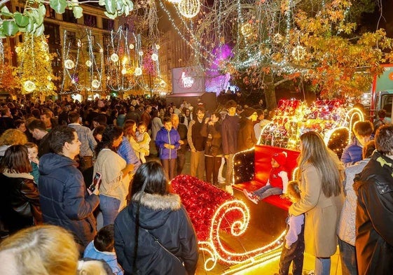 Vecinos se fotografían con el trineo iluminado de la Plaza Mayor, uno de los principales atractivos presentados la semana pasada en Torrelavega, tras el encendido del alumbrado navideño.