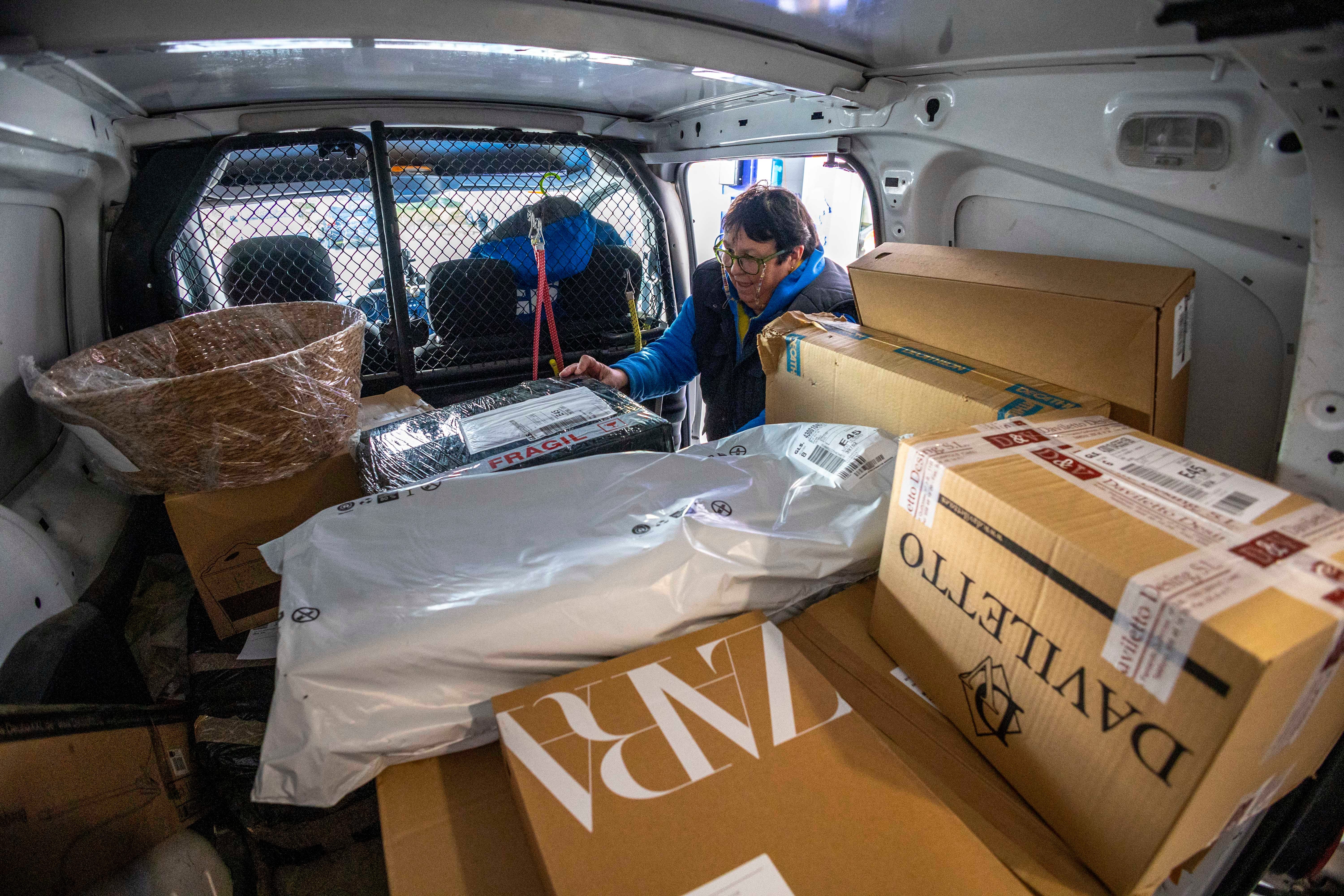 Comienza el reparto. Con la furgoneta hasta arriba de paquetes, Yolanda arranca su ruta con la que llegará hasta Treto, Voto, Santoña y Castro Urdiales.