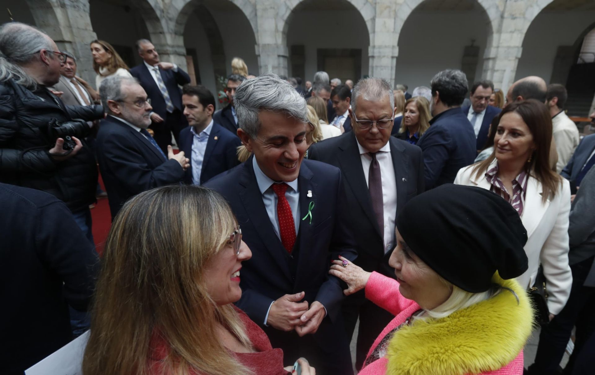 Pablo Zuloaga y María Eugenia Gómez de Diego, a mediodía, en el Parlamento de Cantabria.