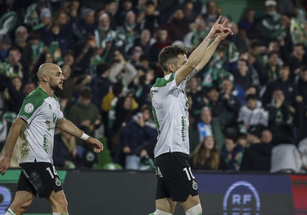 Íñigo Vicente saluda el pasado miércoles, tras marcar el golde la victoria ante el Sporting.