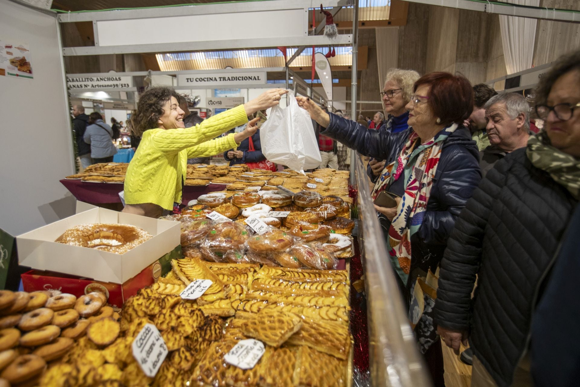 Una señora adquiere varios productos dulces en uno de los stands de la Feria. 