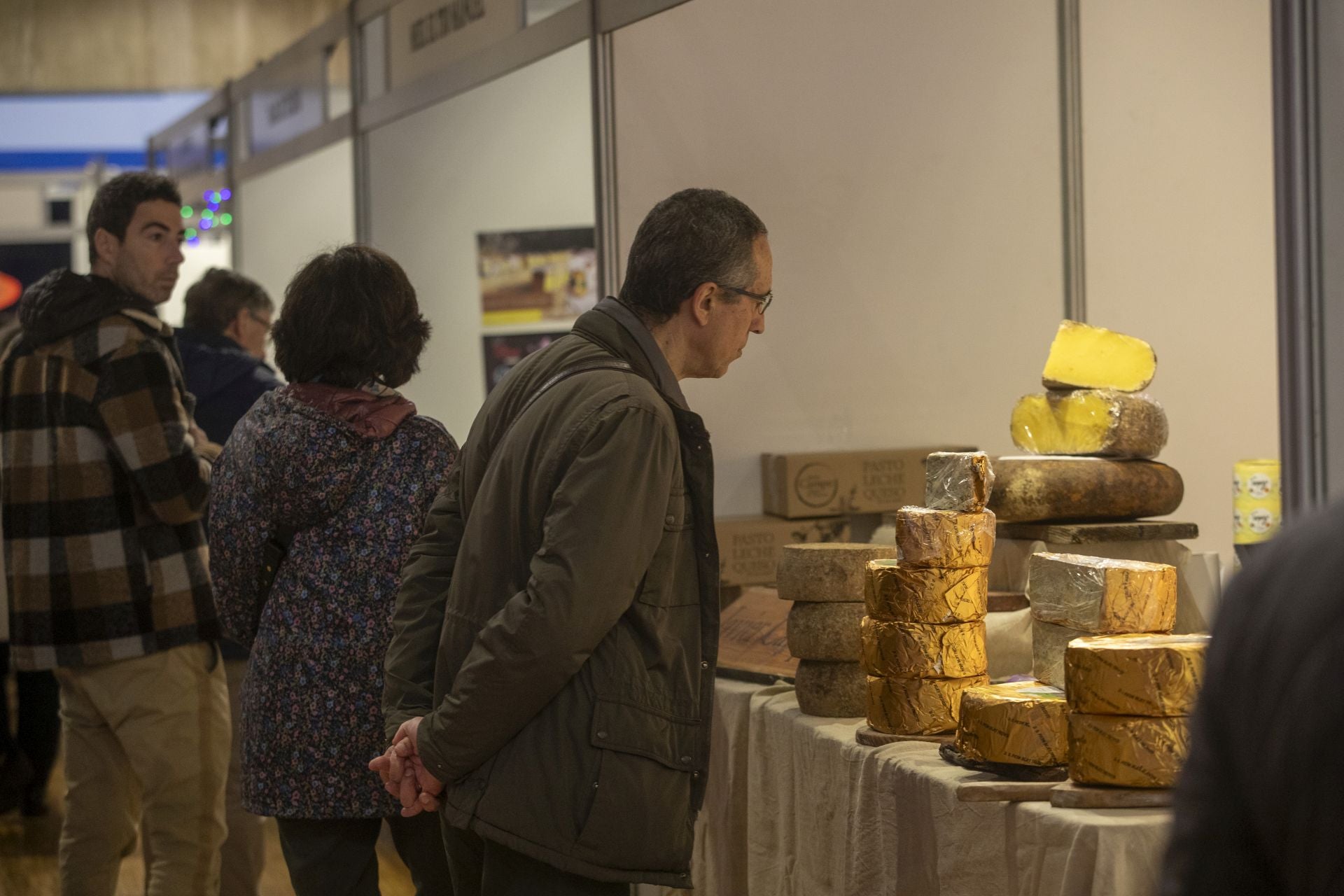 Uno de los visitantes, ante un stand de quesos. La Feria reúne a 90 productores, distribuidos en stands en una superficie de 2.660 metros cuadrados.