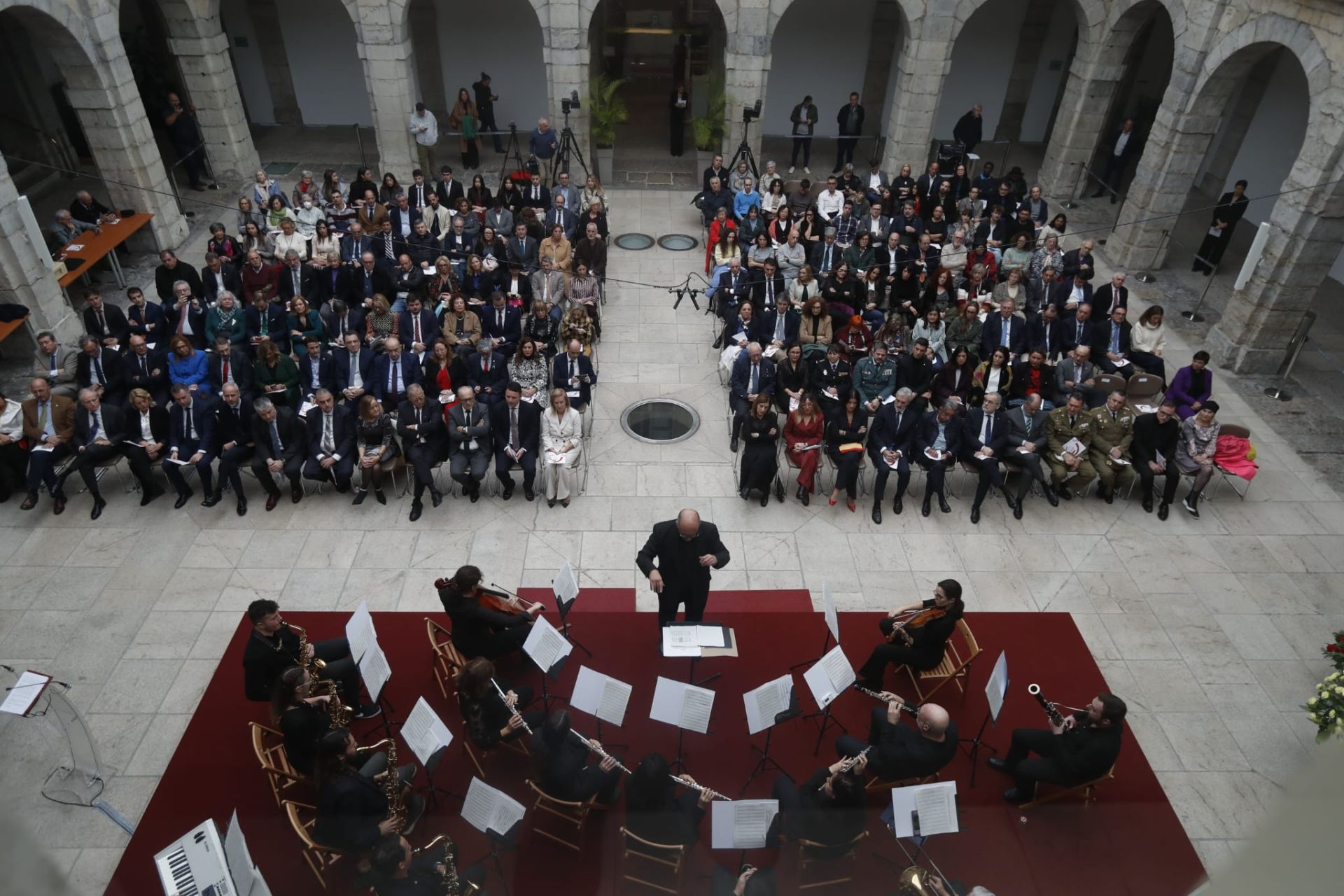 La formación Ensemble Universidad de Cantabria, bajo la dirección de Víctor Manuel Aja Trueba, ha interpretado un repertorio centrado en la música valenciana, como muestra de solidaridad con los afectados por la dana. Entre las interpretaciones figuraba 'El cant dels ocells', de Pau Casals. 