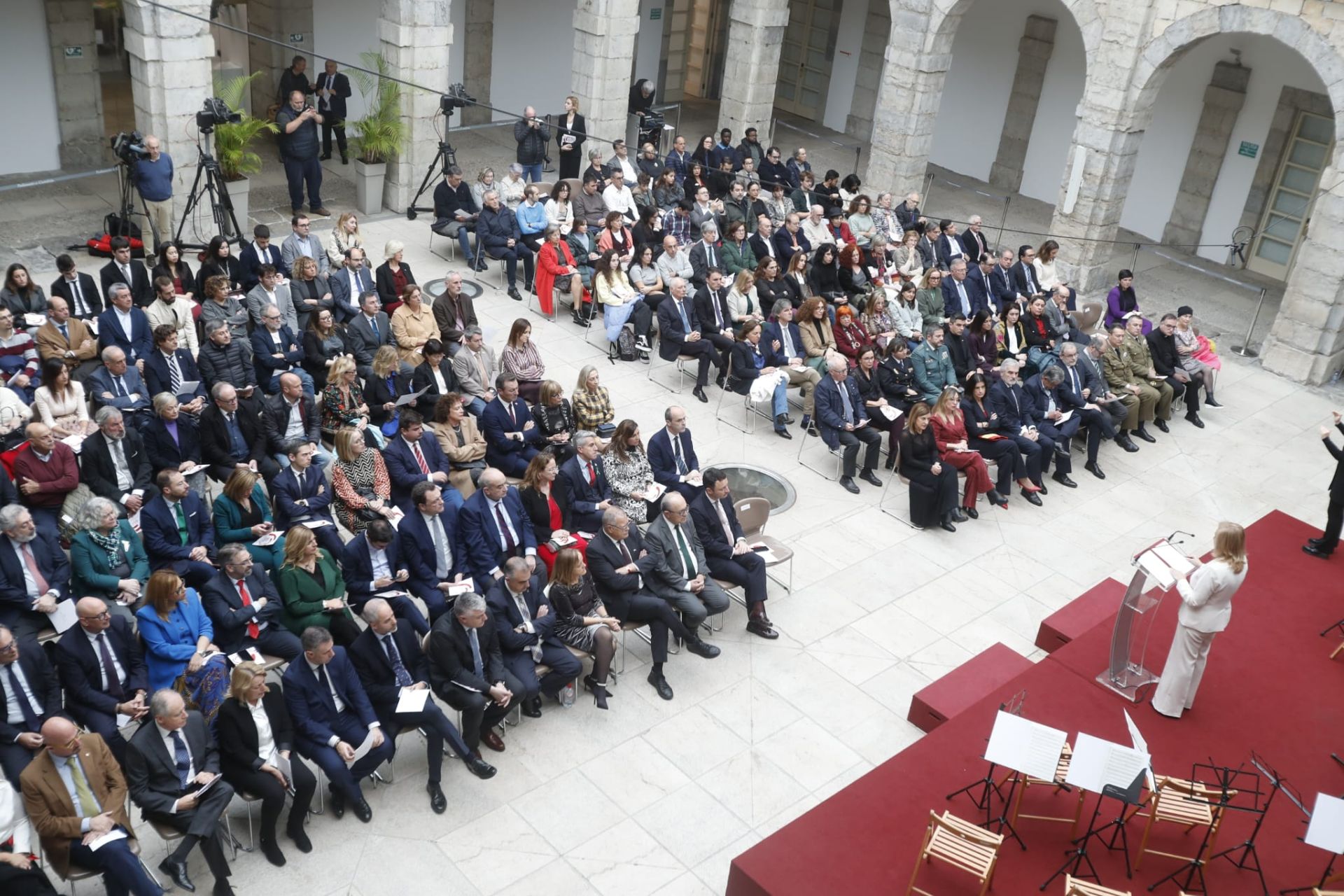 La presidenta del Parlamento de Cantabria se dirige a las autoridades y al resto de invitados al acto conmemorativo del 46º aniversario de la Constitución Española. 