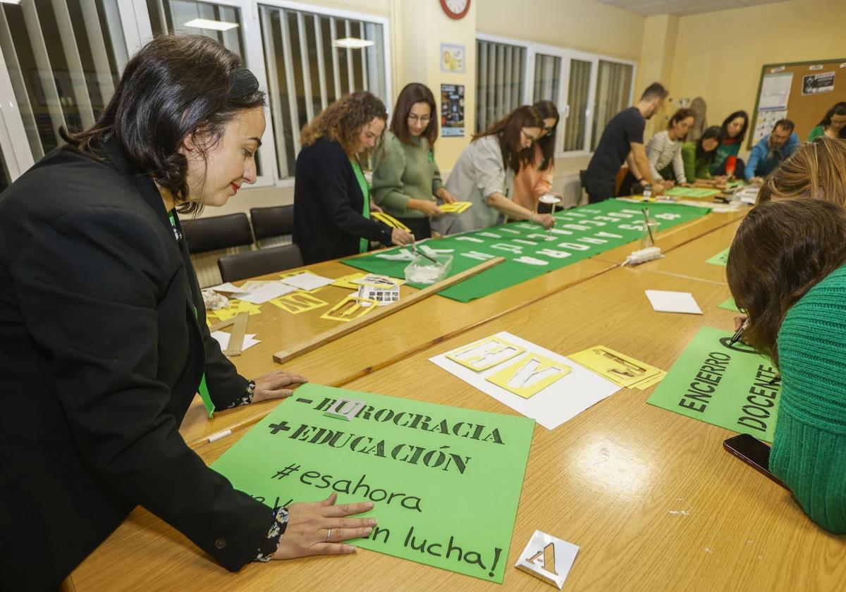 Componiendo pancartas en el IES Nueve Valles, en Puente San Miguel, en el anterior encierro.