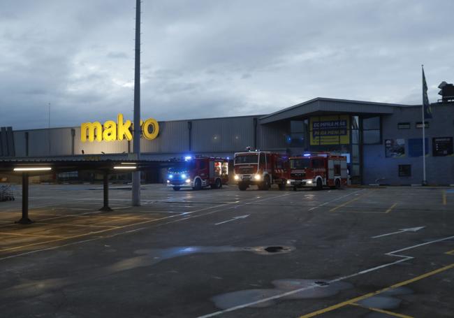 Los tres camiones de los bomberos, en la entrada de Makro.