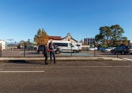 La alcaldesa, Rosa Díaz, y el concejal Avelino Rodríguez, en el futuro punto de recarga.