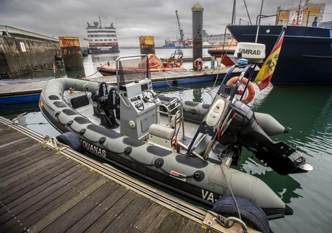 Aduanas patrulla con esta embarcación intervenida en Algeciras.