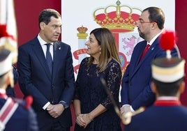 Buruaga charla con los presidentes andaluz y asturiano, Juanma Moreno (PP) y Adrián Barbón (PSOE), en el desfile del Día de las Fuerzas Armadas.