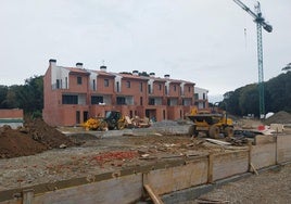 La construcción de las casas de sustitución en Arnuero está muy avanzada y concluirá en las próximas semanas.