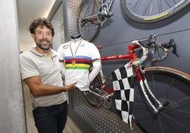 Óscar Freire, con uno de sus maillots de campeón del mundo.