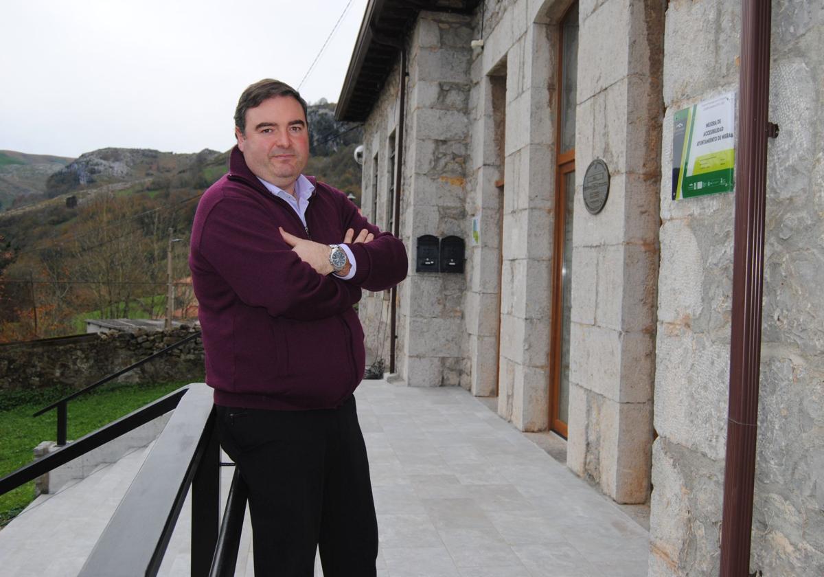 El alcalde José Miguel Crespo (PRC), a las puertas del Ayuntamiento de Miera.