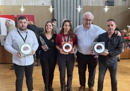 Adrián Cuesta, Lucía y Cecilia Gómez, Javier Hernández de Sande (coordinador de la feria) y Luis Enrique Torices.