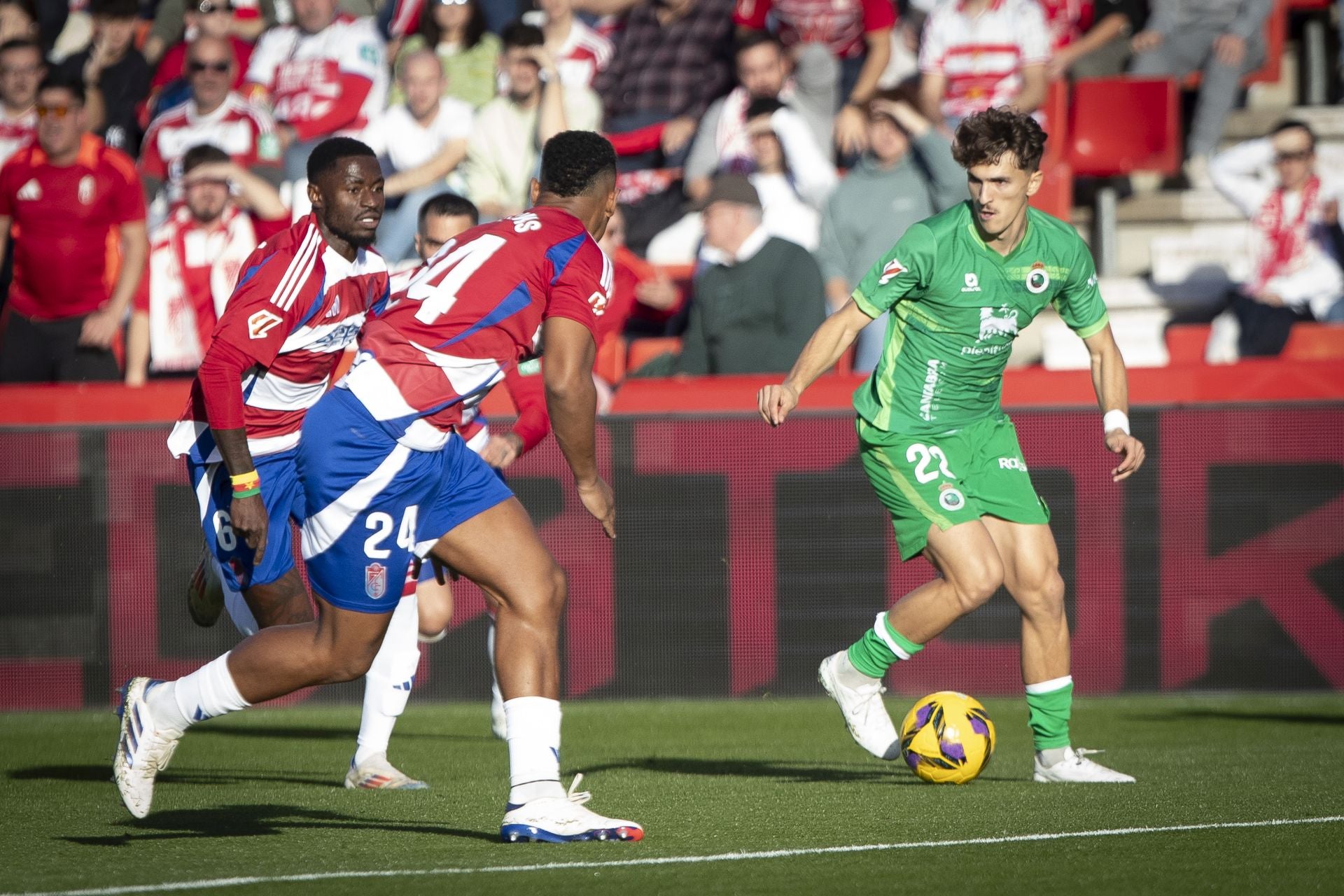 Pablo Rodríguez encara a Hongla y Williams. 