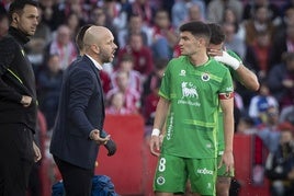 José Alberto da instrucciones a Aldasoro durante el partido en Granada.