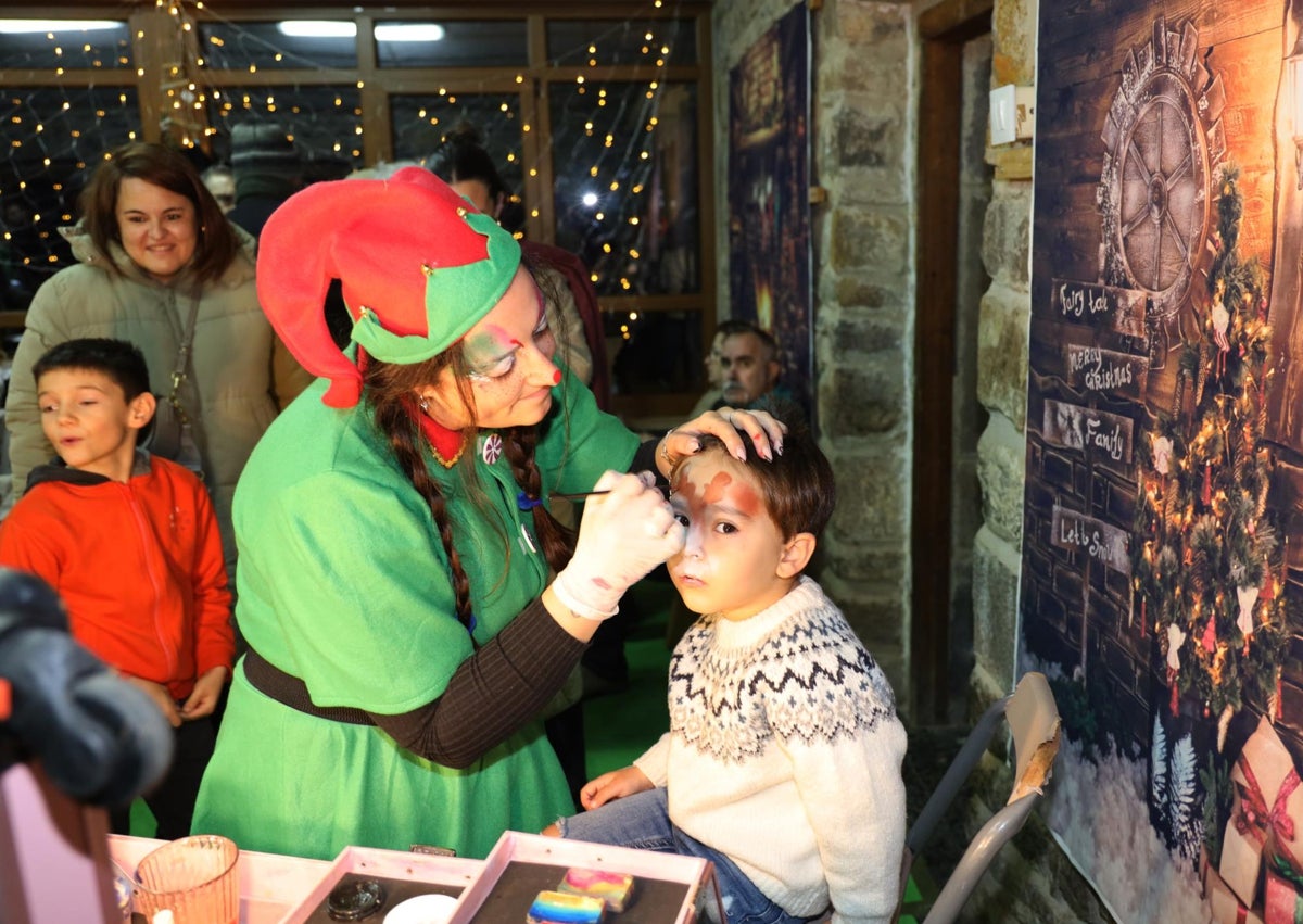 Imagen secundaria 1 - Actividades realizadas en el salón de la antigua Obra Pía, y dos hermanos se fotografían con Papa Noel después de entregar sus cartas